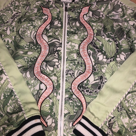 GUESS- sick printed bomber jacket. - Picture 4 of 6